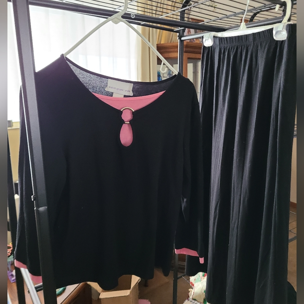 2 piece skirt & top set. Very pretty, gold ring & pop of pink. Worn twice.
